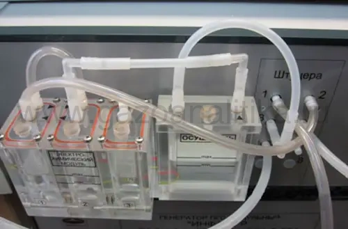 Внешний вид пневматических соединений генератора газов ИНФАН ФХГ-HCl